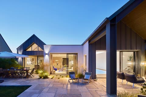 Superb contemporary villa with indoor pool 29C