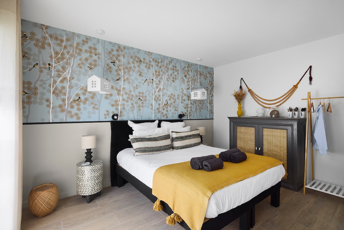 Спалня с двойни легла (160/200 см). Самостоятелна баня с душ и тоалетна. Приятен самостоятелен вътрешен двор 