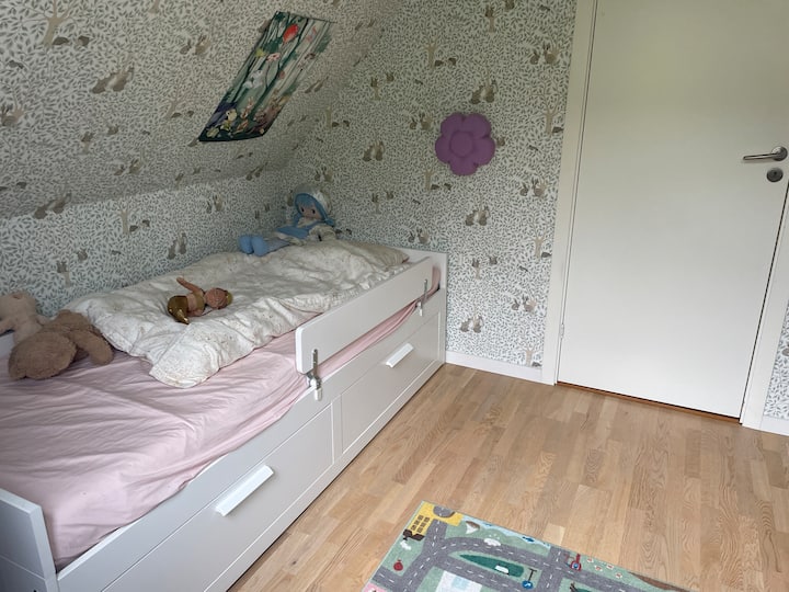 Chumba cha watoto:
Vitanda 2 90 * 200 vya sentimita na magodoro ambapo watu wazima wanaweza kulala kwa urahisi.
Mtu anaweza kutolewa hadi sentimita 120 * 200 (godoro liko kwenye kiambatisho ikiwa linataka)