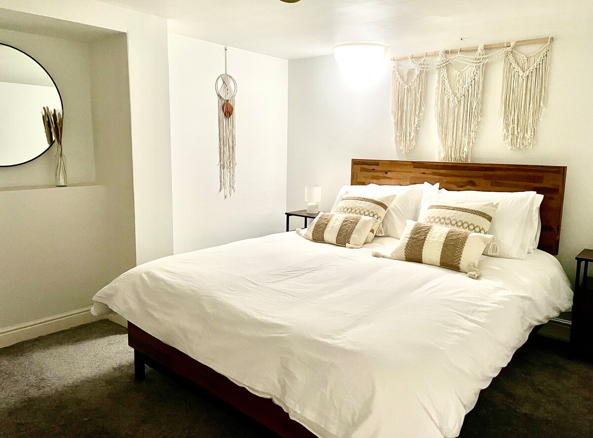 Dormitorio con cama tamaño king y colchón de espuma viscoelástica “Emma”. 
Televisor inteligente. 