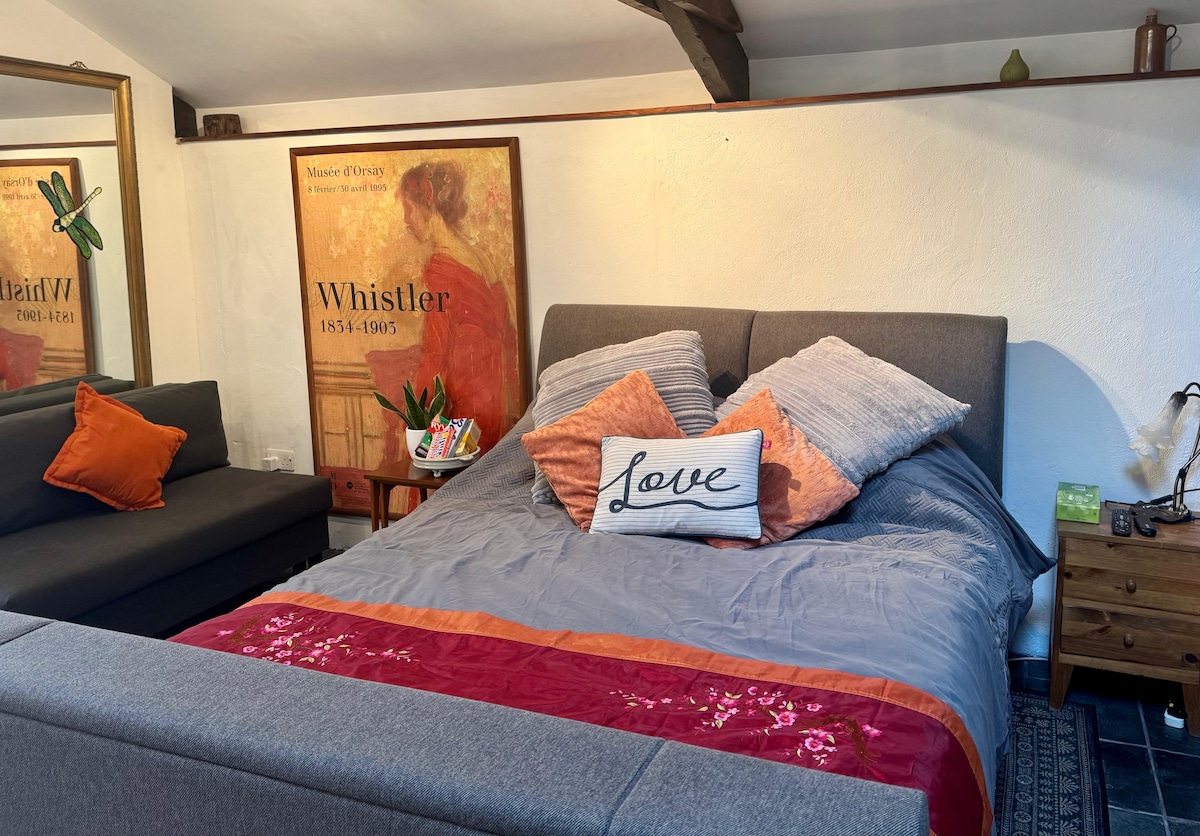 ¡Esta cómoda cama es una cama de TV, con solo presionar un botón, ¡el enorme televisor se eleva desde el final! También hay un Sonos si te apetece transmitir tu propia música.