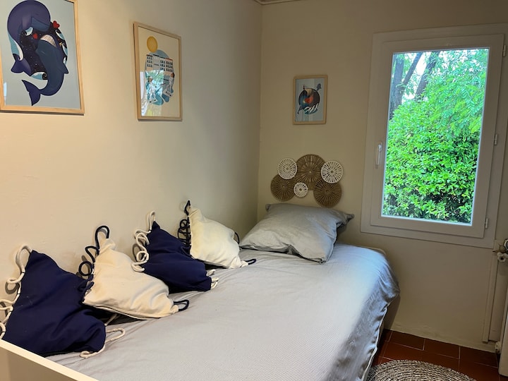 Quarto pequeno com cama extraível 2x90, armário de armazenamento.