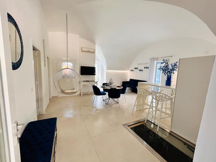 إطلالة من مدخل الفيلا على غرفة المعيشة التي تبلغ مساحتها 45 مترًا مربعًا