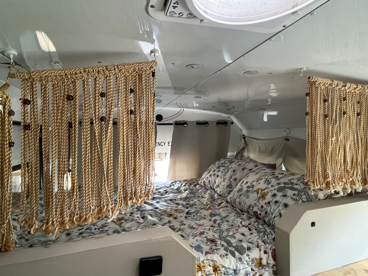 标准双人床，超级舒适的泡沫床垫！ 