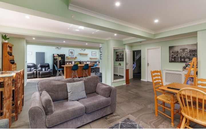 Large House, Big Garden, Games Room, Sleeps 12 - Southsea