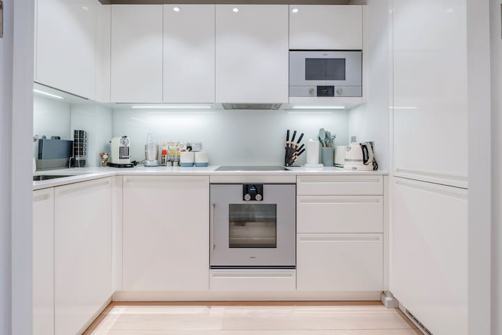 Costanza gallery image 2