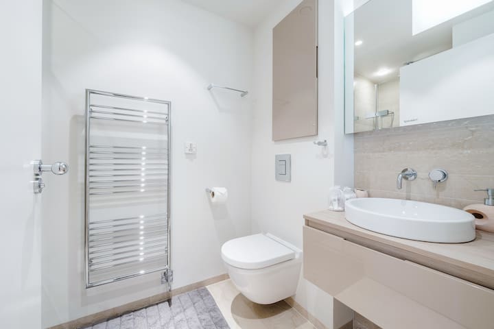 Costanza gallery image 4