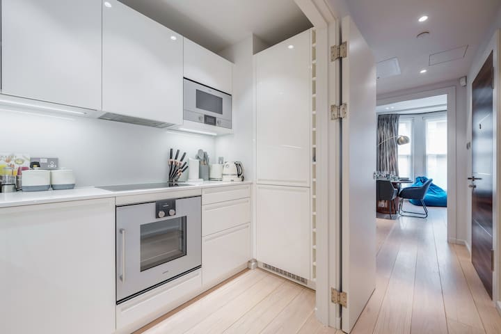 Costanza gallery image 3