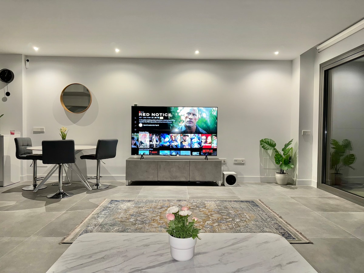 Popular Airbnb listing: Casa del Edén - 4 Bed Luxury Villa With Sea Views! in Mijas