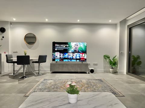 Popular Airbnb listing: Casa del Edén - 4 Bed Luxury Villa With Sea Views! in Mijas