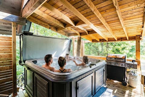 Hemlock Resort: Game Room, Hot Tub, Canoe, Firepit