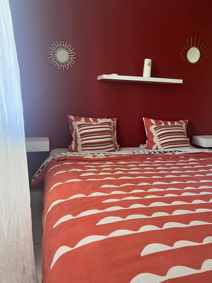 Ფართო, კონდიცირებული, თბილი დეკორით.