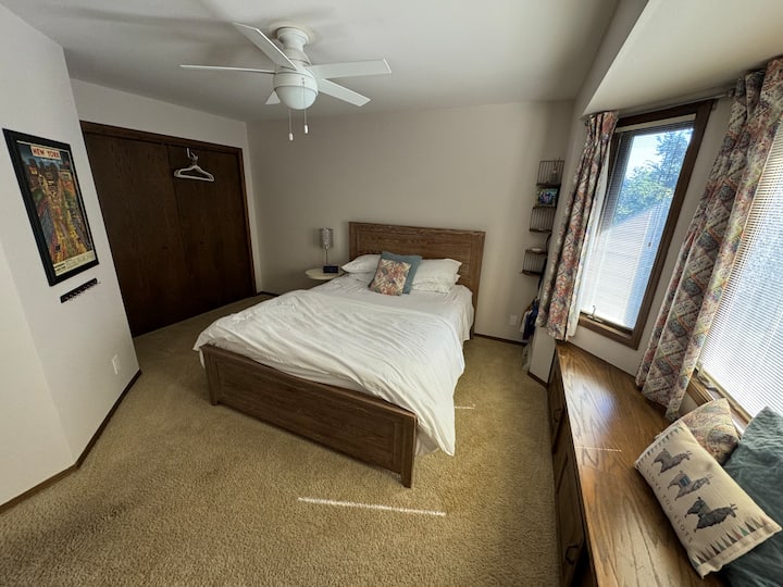 Bračni krevet (160x200) sa sjedištem pored prozora s pogledom na stražnje dvorište