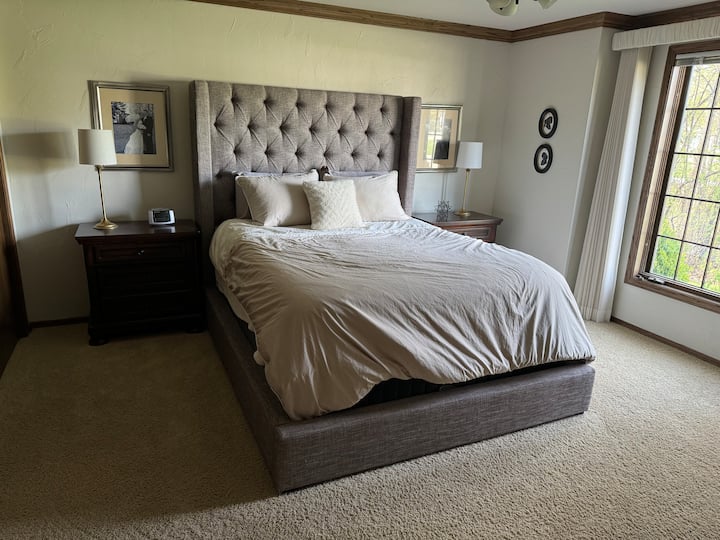 Spavaća soba na prvom katu s bračnim krevetom. 