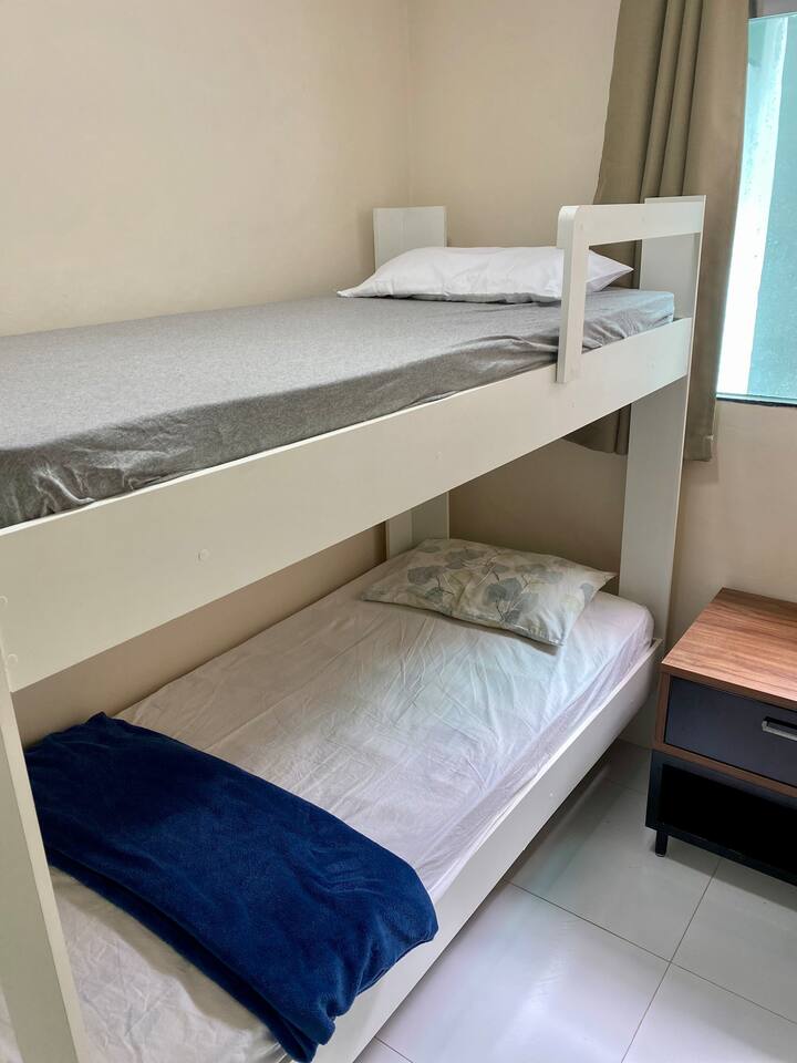 OBS:
• Horná posteľ: maximálna hmotnosť 60 kg
• Spodné lôžko: maximálna hmotnosť 80 kg