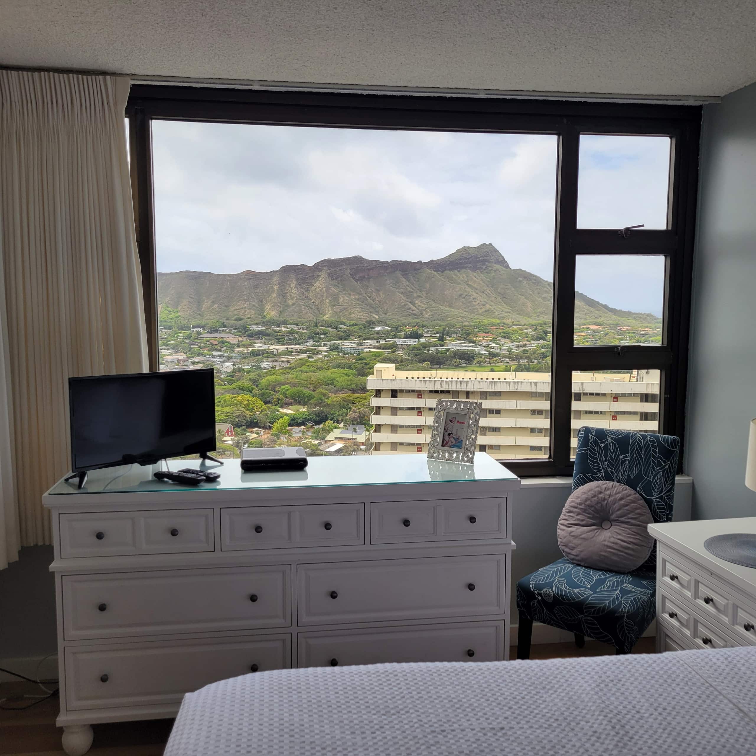 Diamond View from Waikiki Banyan - Image 2