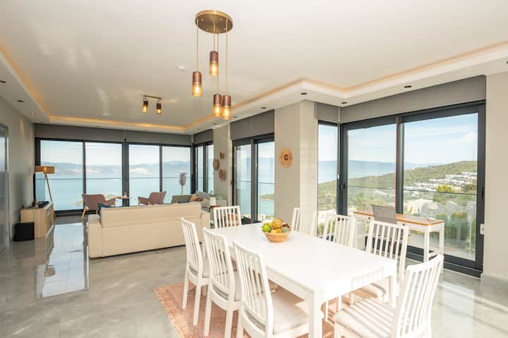 ¡AMPLIA SALA DE ESTAR CON MAGNÍFICA VISTA AL MAR!