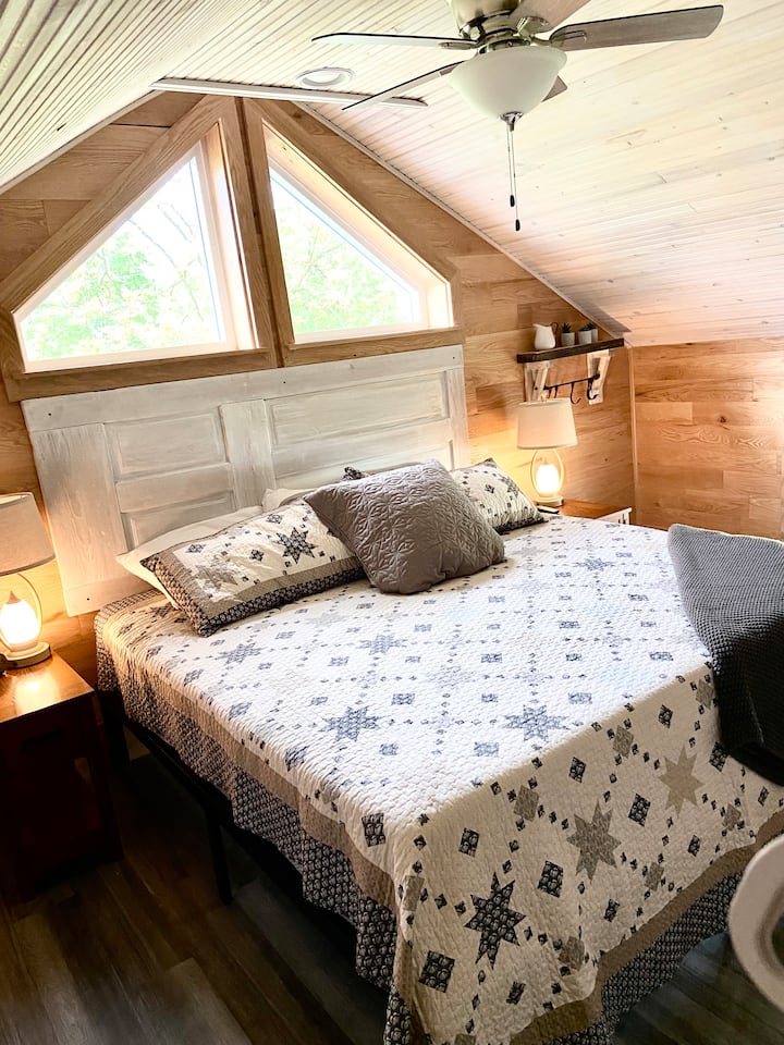 楼上的卧室有一张2米宽双人床和电视