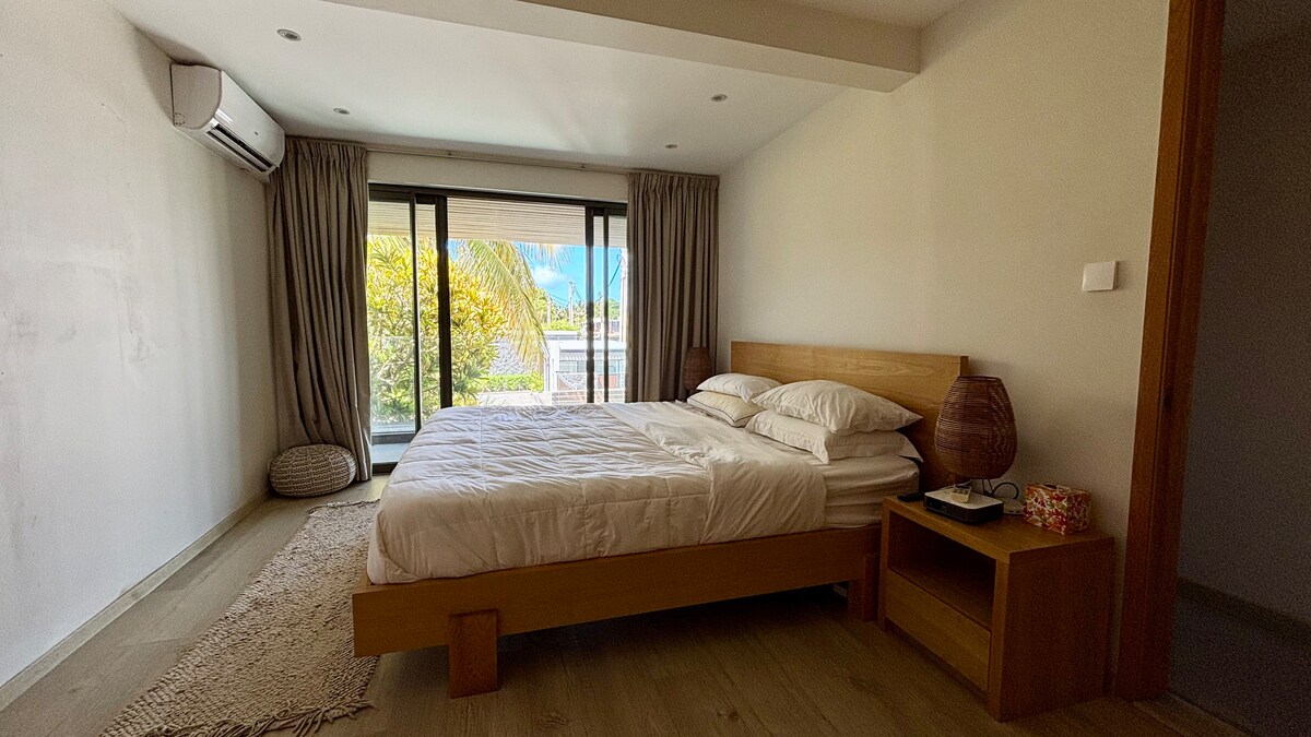 חדר שינה ראשי 
מיזוג אוויר עם חדר רחצה פרטי 