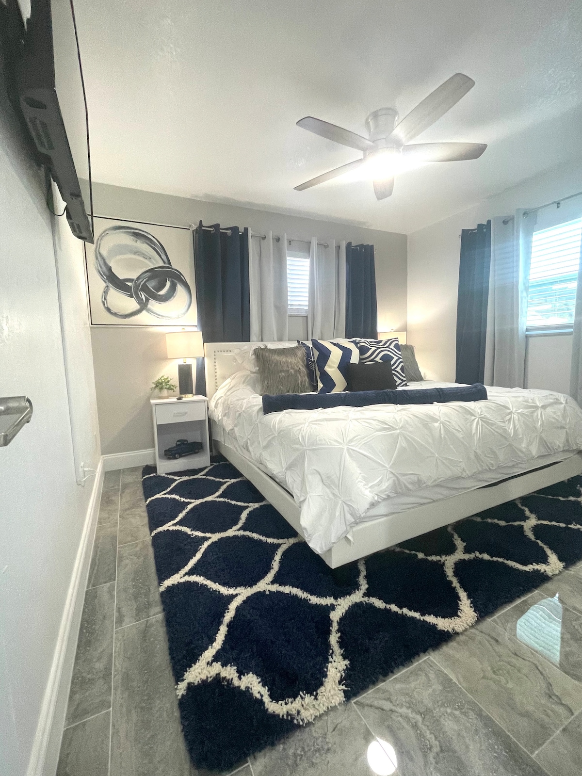 Cama tamaño king con vestidor con televisor inteligente y ventilador de techo y escritorio de oficina con silla 