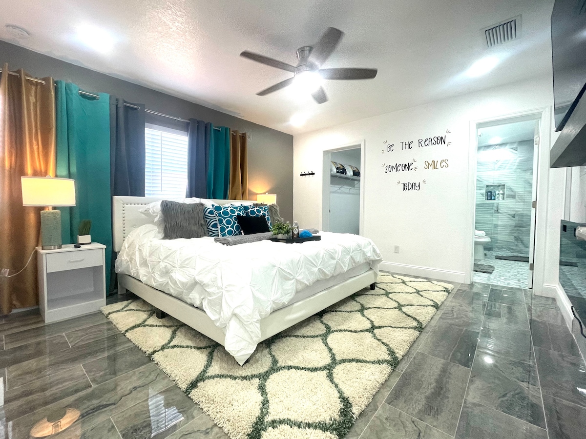 Este es el dormitorio principal: cama tamaño king. Ventilador de techo. Amplio vestidor con zona de estar para vestir. Espejo de cuerpo. Baño completo adjunto. Tocador doble. Gran ducha a ras de suelo.