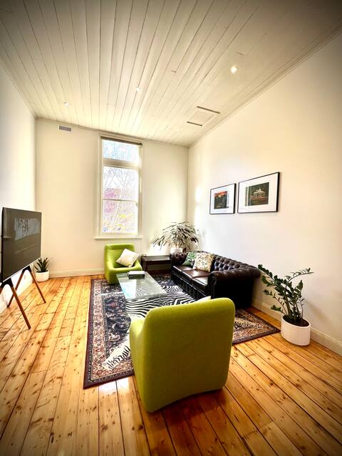 Stylish Apartment Inc Parking, AC, WiFi & Views!