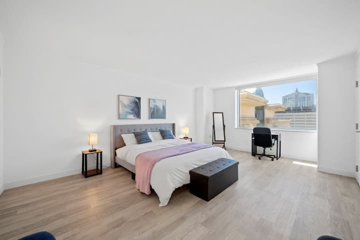 Stylish 2br 3ba Condo On The Boardwalk Cozysuites - Atlantic City, NJ