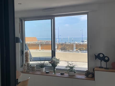 Top Airbnb: Luxury apartment with sea view/port view, ideally located. in Grandcamp Maisy