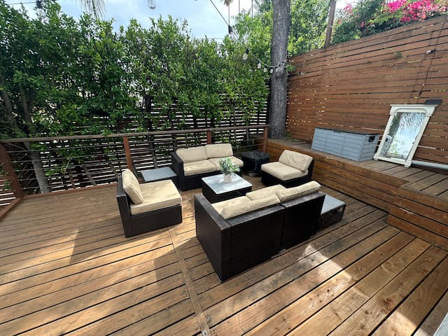 2BD Oasis w/private deck & 5min walk to York