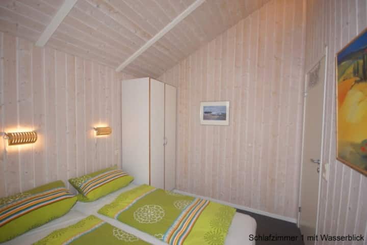 Helles Schlafzimmer mit Doppelbett