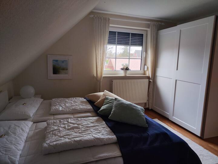 Chambre confortable avec lit double