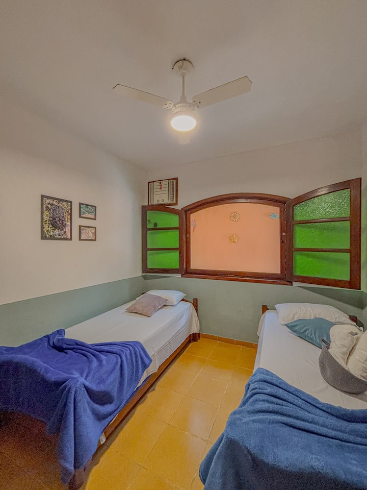 Camera al primo piano:
️- 2 letti singoli al piano superiore + 1 materasso sottostante
- Biancheria da letto fornita solo per i letti superiori
- Armadio con appendiabiti
- Ventilatore a soffitto
- Asciugamani 
- Aria condizionata