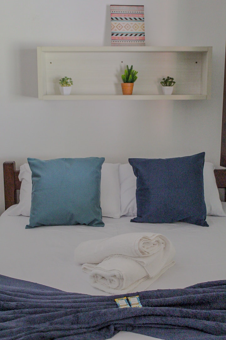 Camera da letto con bagno privato al primo piano

-️ 1 letto matrimoniale
- Area deposito bagagli 
- Spazio per posizionare fino a 2 tappetini aggiuntivi
- Viene fornita la biancheria da letto solo per il letto matrimoniale
- Ventilatore a soffitto
Aria condizionata 
- Comodino
- Comododa