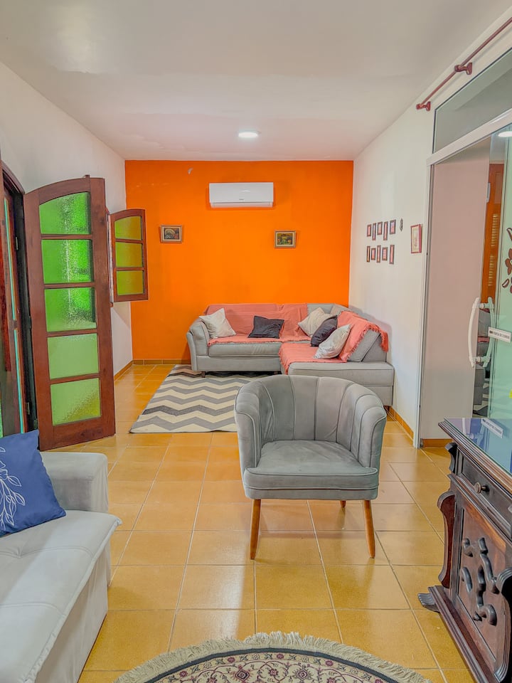 Zona giorno 

Divano retrattile
- Divano a forma di L
- Smart TV
- Aria condizionata split
- Tavolo centrale
- Ventilatore a soffitto
- Giochi