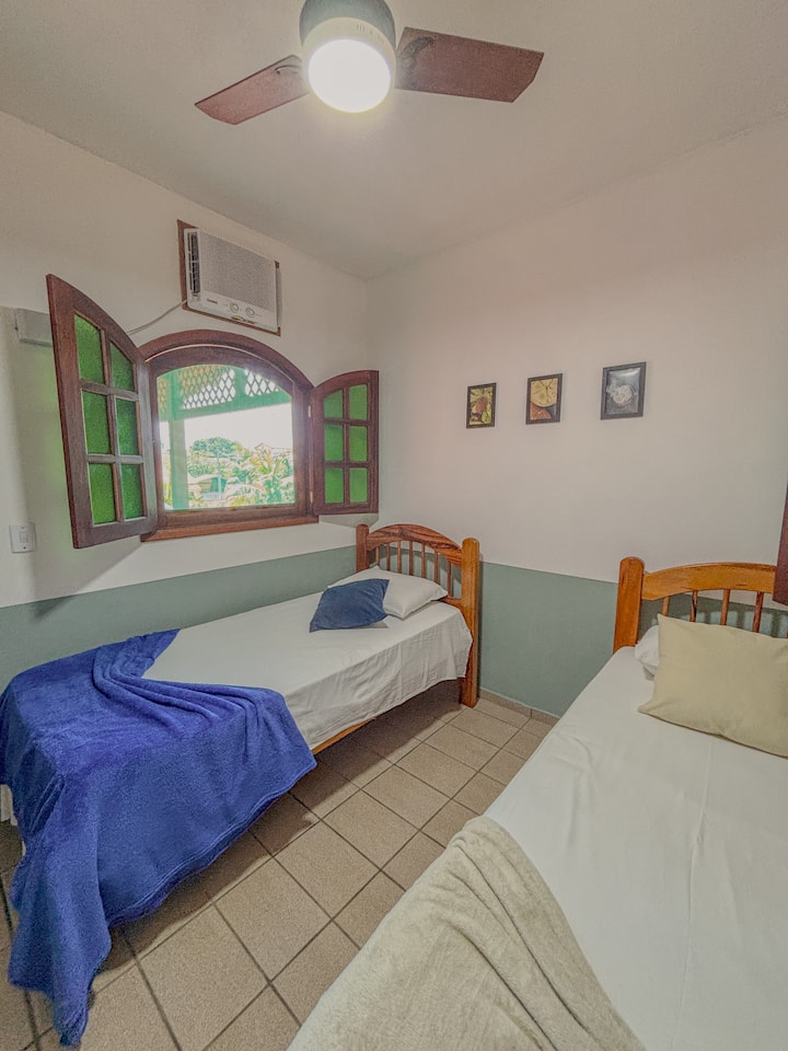 Camera da letto al secondo piano

️-  2 letti singoli 
- Biancheria da letto + asciugamani
- Ventilatore a soffitto
- Aria condizionata 
- Finestre che si affacciano sul balcone al secondo piano e sulla zona barbecue