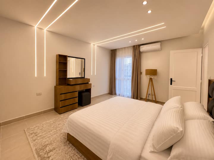 Luxurious 2BDR Apartment In Rehab City: Bedroom 1