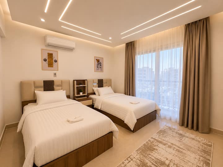Luxurious 2BDR Apartment In Rehab City: Bedroom 2