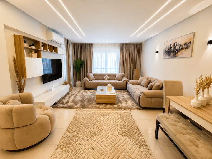 Luxurious 2BDR Apartment In Rehab City: Living room
