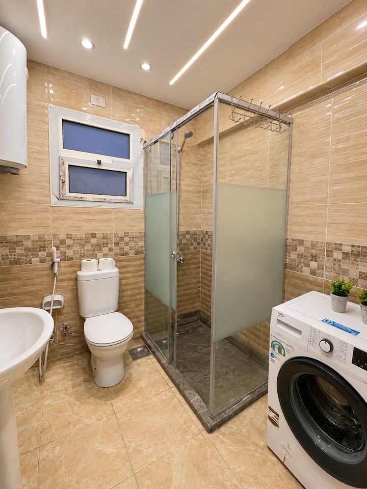 Luxurious 2BDR Apartment In Rehab City: Full bathroom