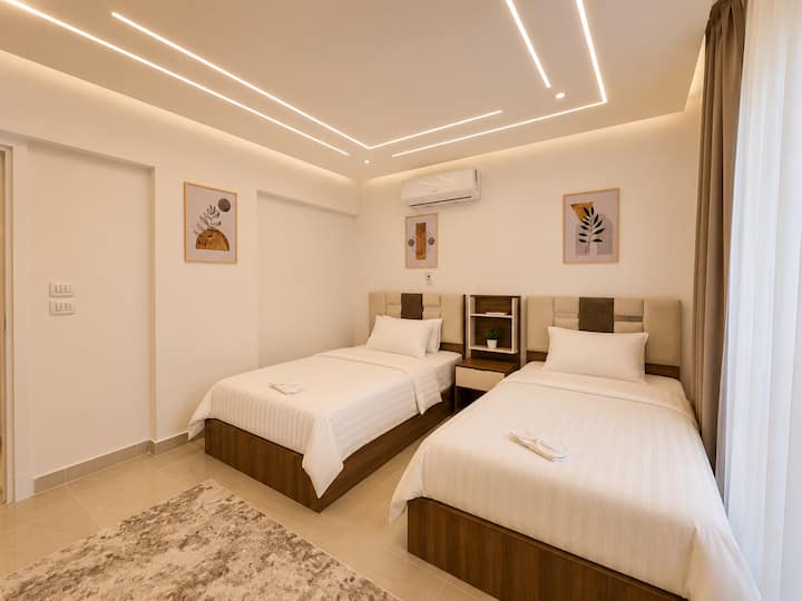 Luxurious 2BDR Apartment In Rehab City: Bedroom 2