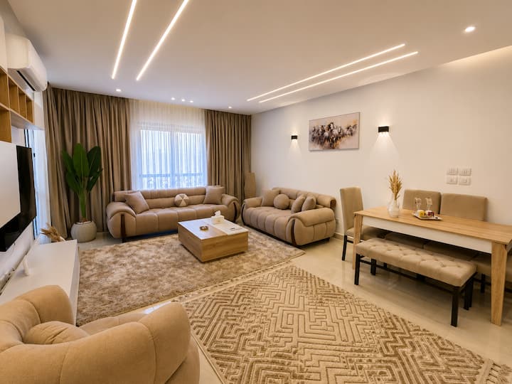Luxurious 2BDR Apartment In Rehab City: Living room