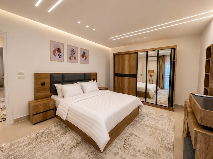 Luxurious 2BDR Apartment In Rehab City: Bedroom 1
