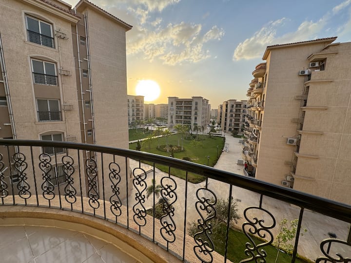 Luxurious 2BDR Apartment In Rehab City: Balcony