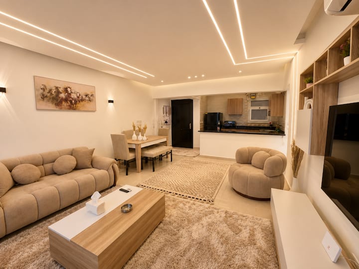 Luxurious 2BDR Apartment In Rehab City: Living room
