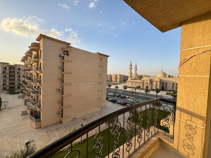 Luxurious 2BDR Apartment In Rehab City: Balcony