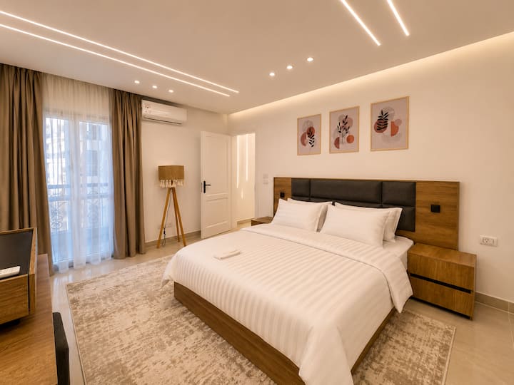 Luxurious 2BDR Apartment In Rehab City: Bedroom 1