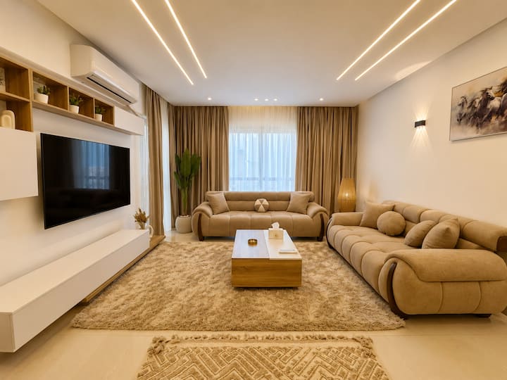 Luxurious 2BDR Apartment In Rehab City: Living room