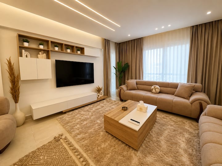 Luxurious 2BDR Apartment In Rehab City: Living room