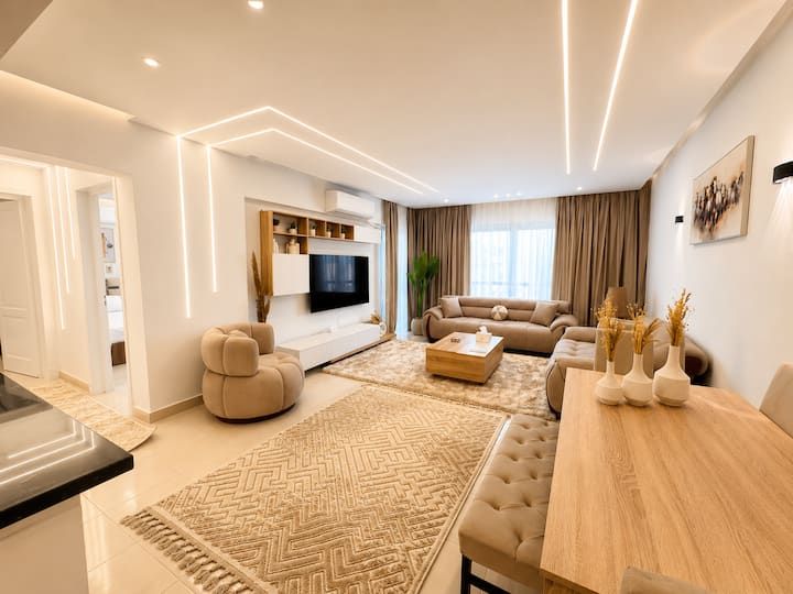Luxurious 2BDR Apartment In Rehab City: Living room