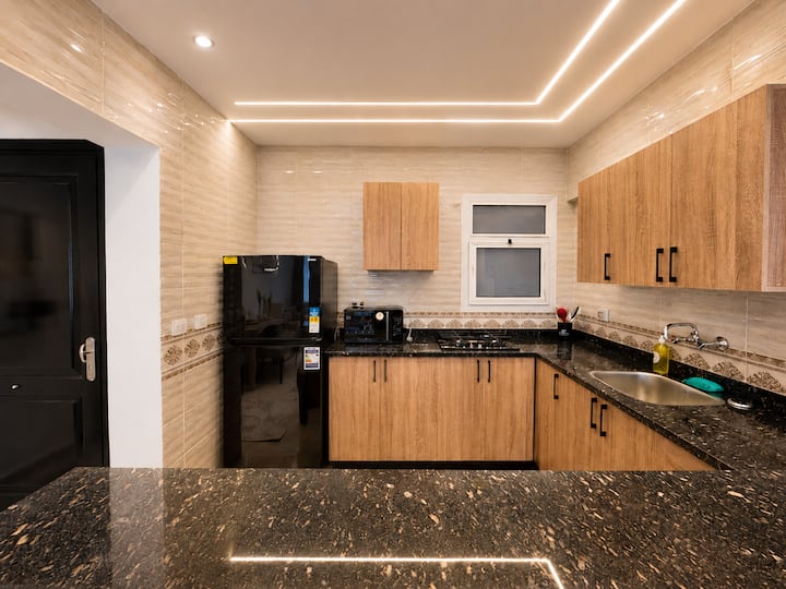 Luxurious 2BDR Apartment In Rehab City: Full kitchen